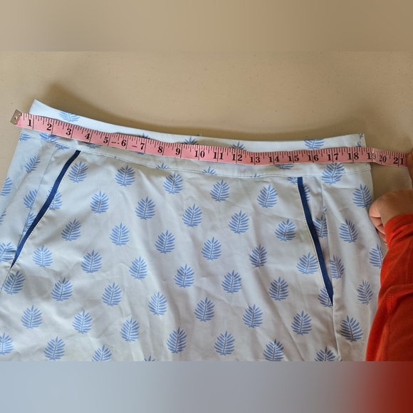 Vineyard Vines Women's Perfromance Blue Skort Size L. - Picture 2 of 6